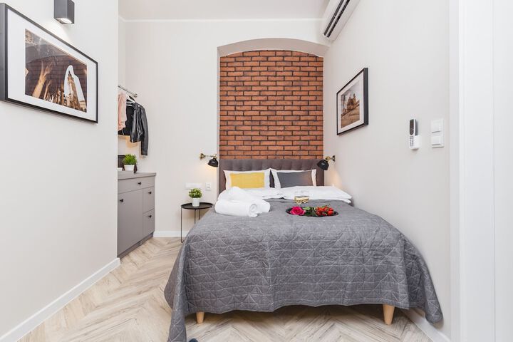 Room 1 of 28