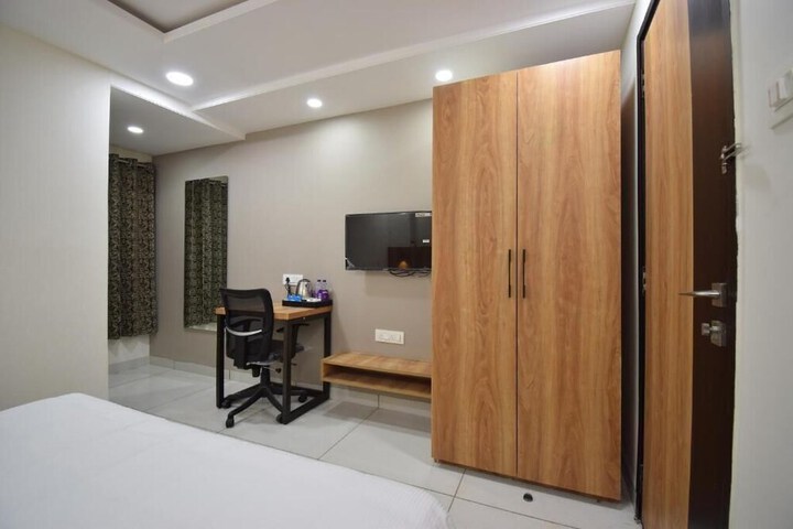 Room 13 of 36