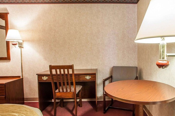 1 Queen Bed (5 of 6)