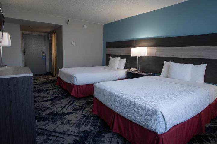 2 Queen Beds Microwave and Refrigerator WiFi Full Breakfast (1 of 6)