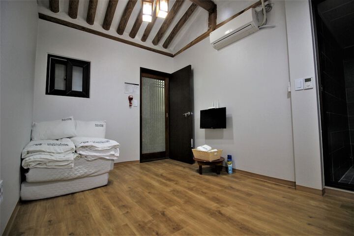 Room 28 of 64