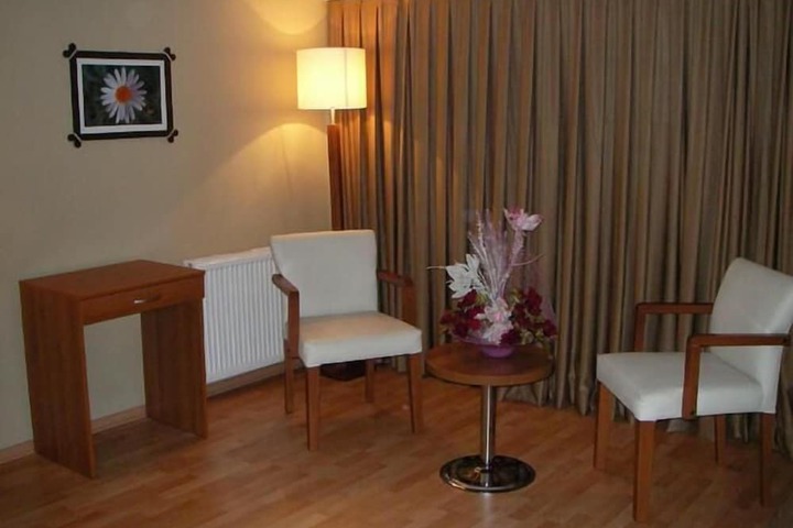 Room 4 of 10