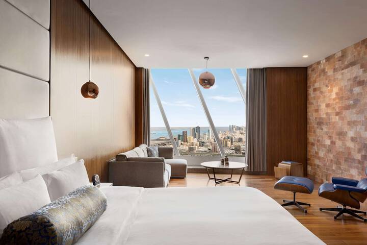 Room 35 of 104