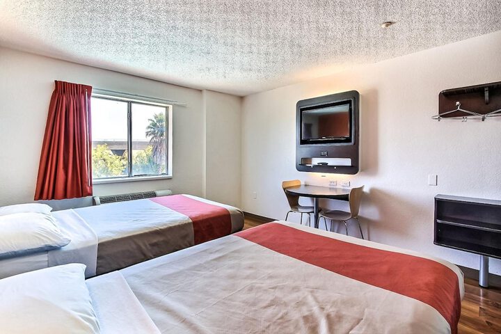 Double Accessible Queen Size Bed (6 of 13)