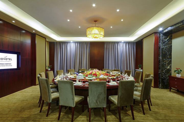 Dining 46 of 72