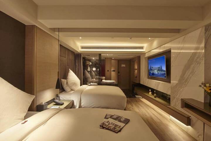 Room 3 of 21