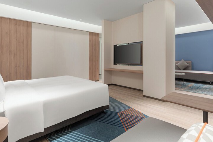 Room 16 of 38