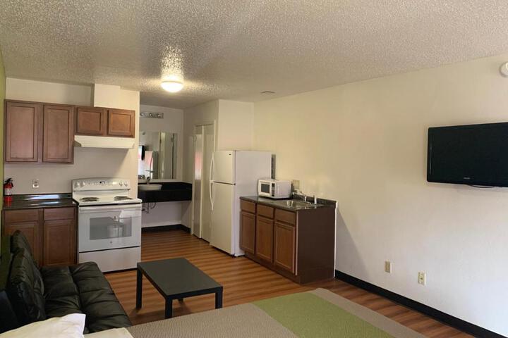 2 Queen Beds Refrigerator, Microwave (1 of 9)