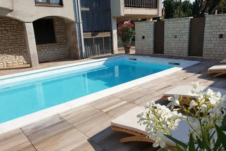 Pool 9 of 17