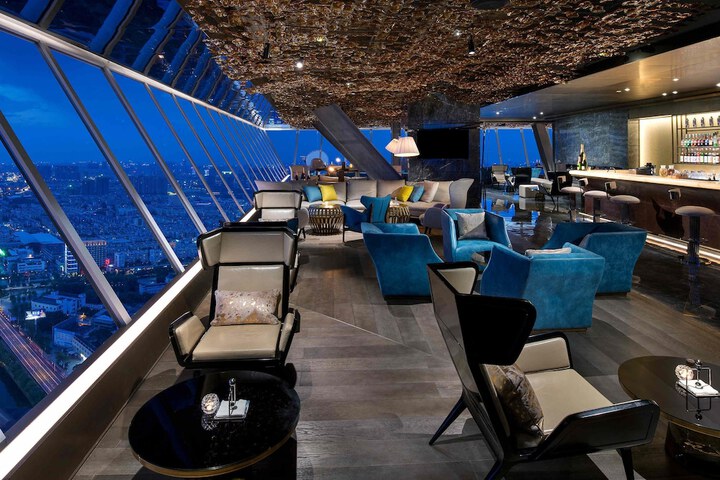 Lounge 73 of 99