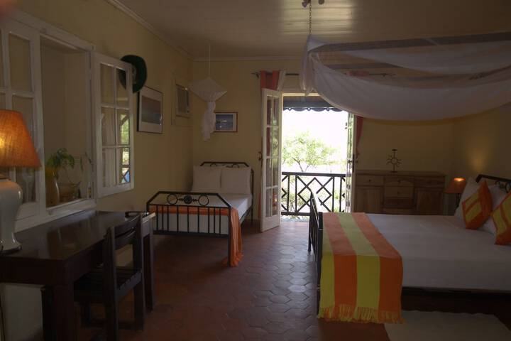 Room 13 of 36