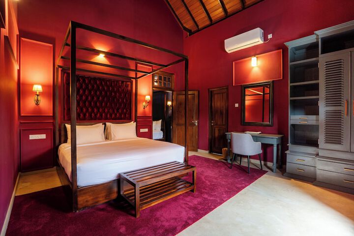 Room 13 of 36