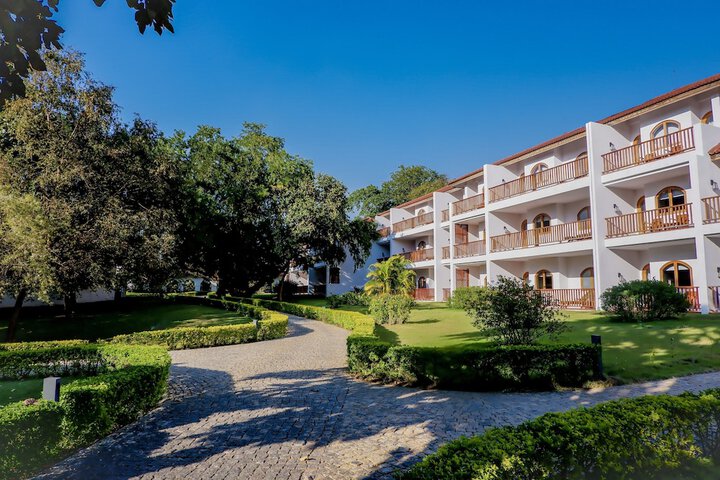 Hotel Exterior 92 of 93