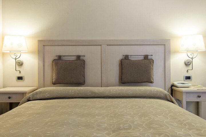 Room 6 of 75