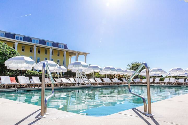 Hotel with Pool