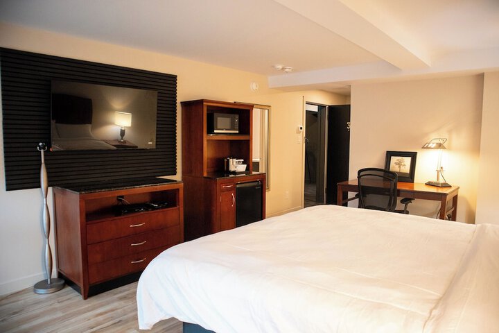 Room 6 of 33
