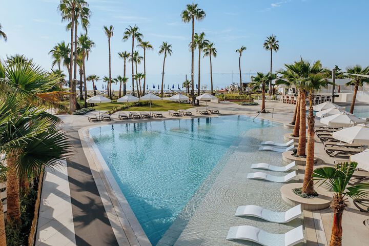 Hotel with Pool