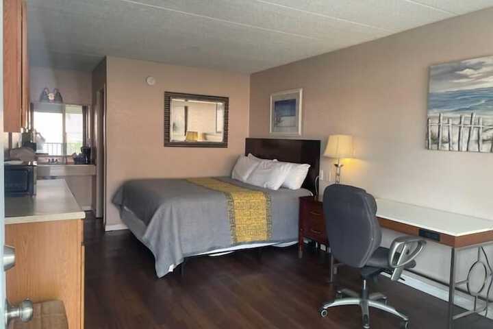 1 Queen Bed (1 of 19)