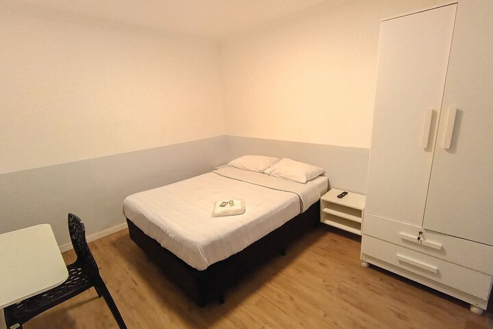 Room 18 of 118