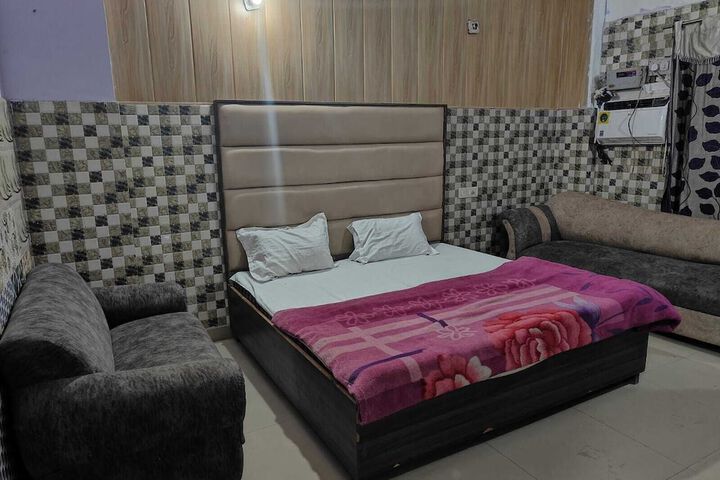 Room 8 of 16