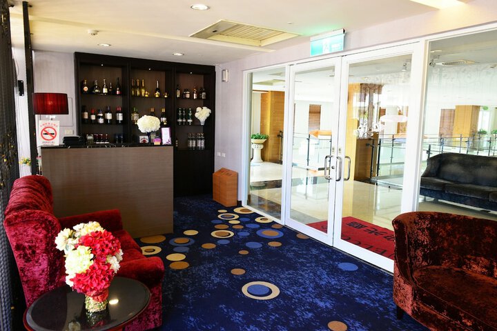 Lounge 79 of 99