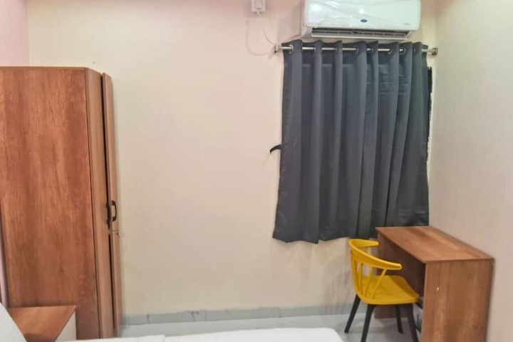 Room 4 of 6