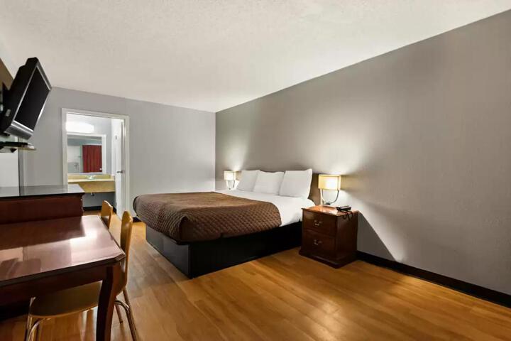 1 King Bed (1 of 9)