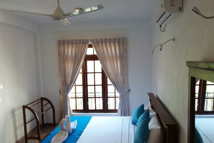 Room 9 of 33