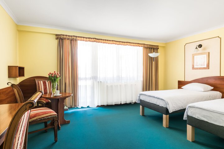 Room 6 of 32