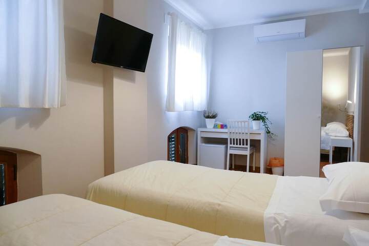 Room 4 of 32