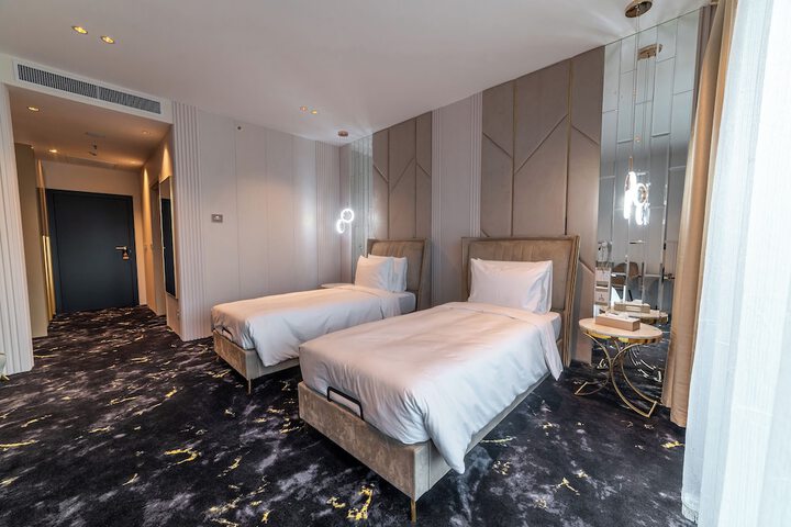 Room 10 of 37