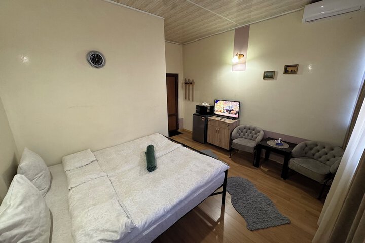 Room 11 of 32