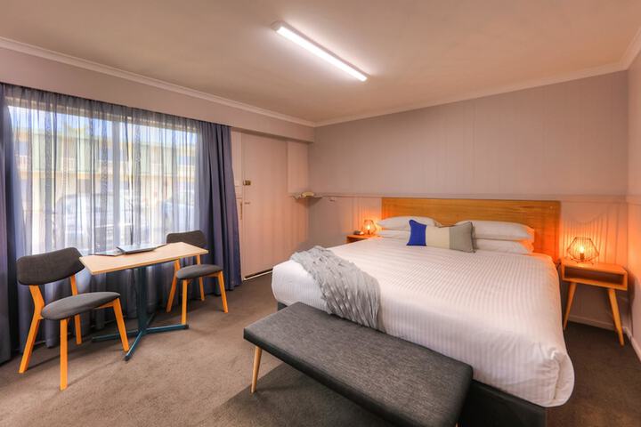 Room 5 of 32