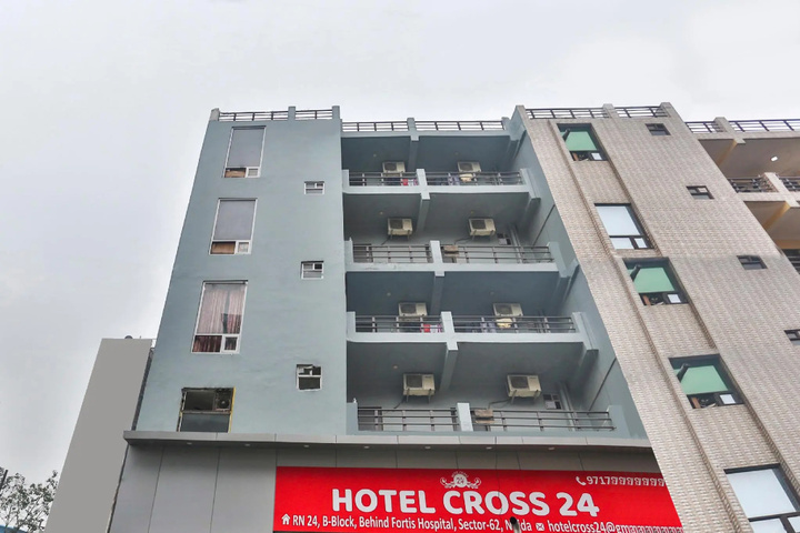 Oyo 69875 Hotel Cross 24