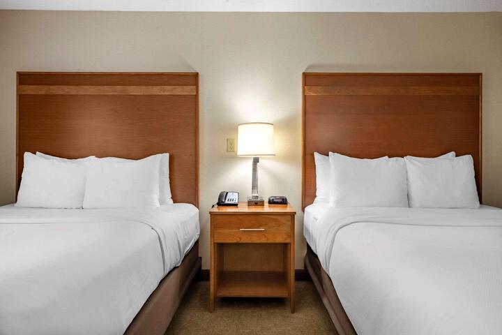 2 Queen Beds (5 of 12)