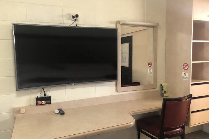 Room 32 of 80