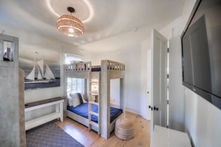 Room 10 of 33