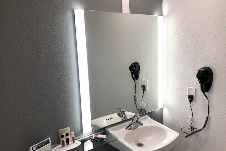 Room 28 of 76