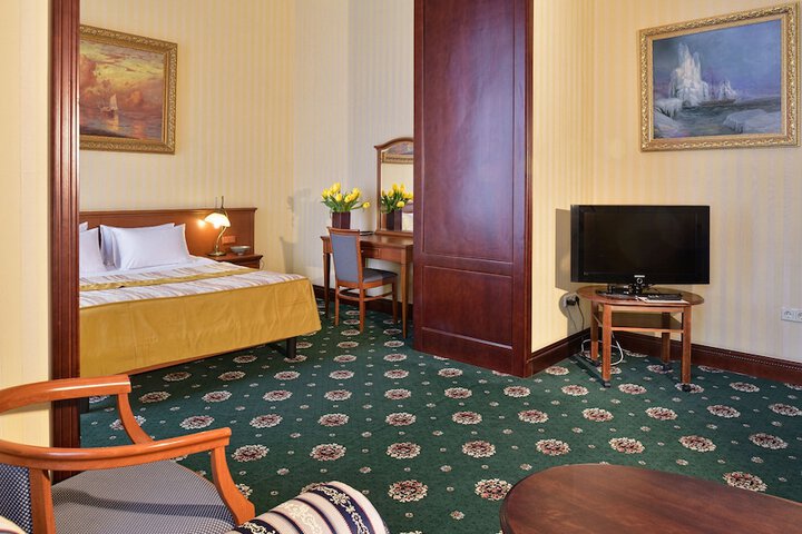 Room 8 of 77