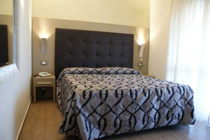 Room 4 of 68