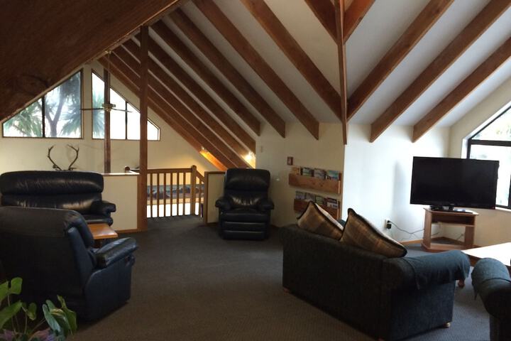 Lounge 18 of 27