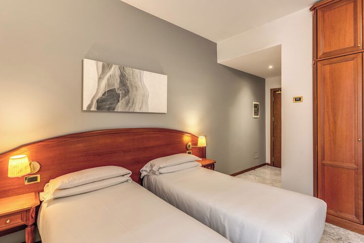 Room 50 of 76