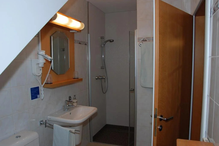 Room 6 of 15