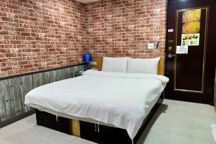 Room 10 of 32