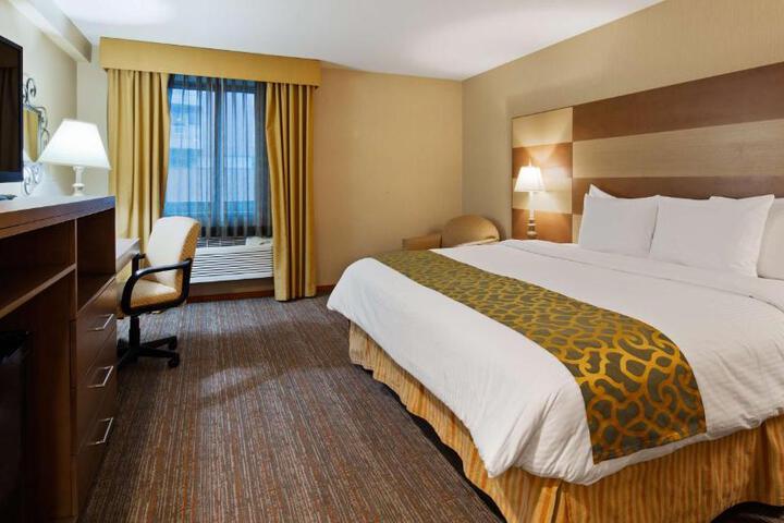 1 Queen Bed (10 of 10)