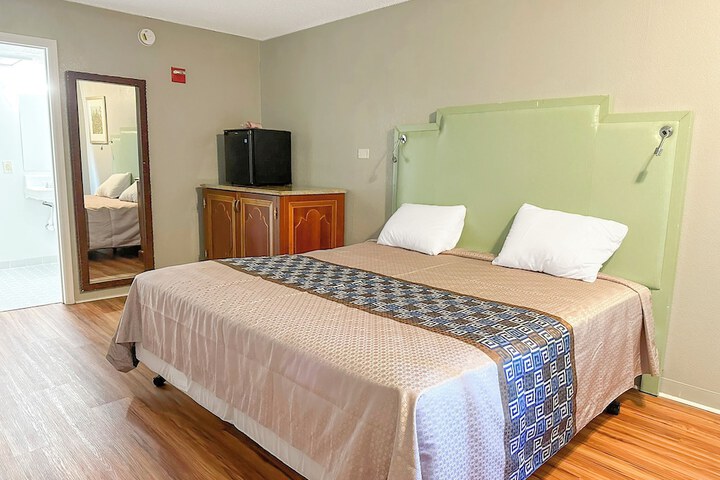 1 King Bed (2 of 21)