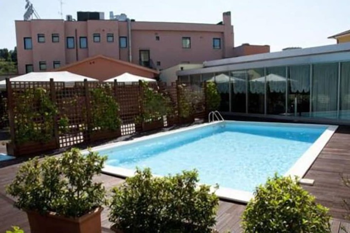 Pool Hotel