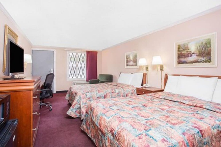 2 Double Beds (8 of 9)