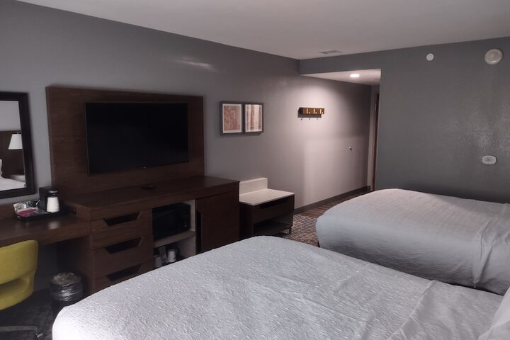 2 Queen Beds Hearing Accessible (3 of 6)