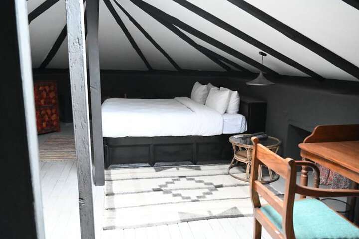 Room 7 of 9
